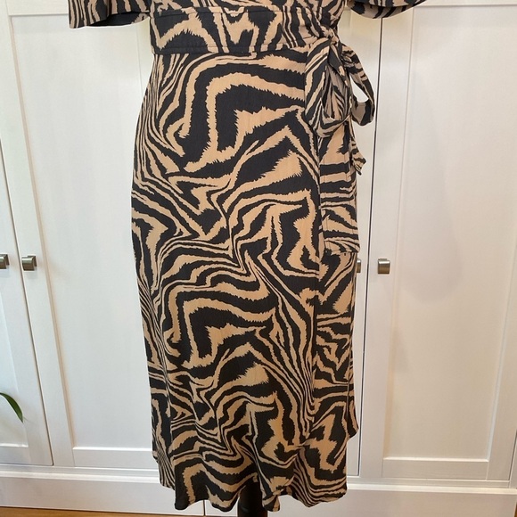 Ganni Animal Print Wrap Dress Belted Short Sleeve Black and Tan  Size 36 US 4 - Picture 4 of 16